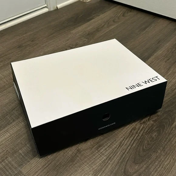 NINE WEST leather dressy bootie - Picture 5 of 5